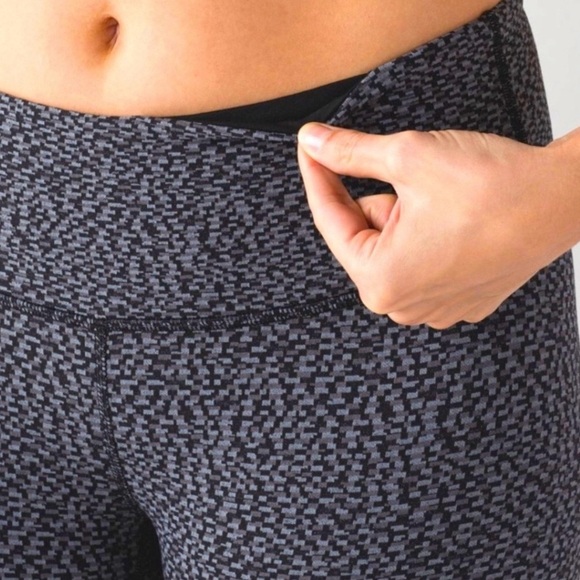 Lululemon Wunder Under Crop Ill Digi Pixi size 4 - Picture 1 of 8